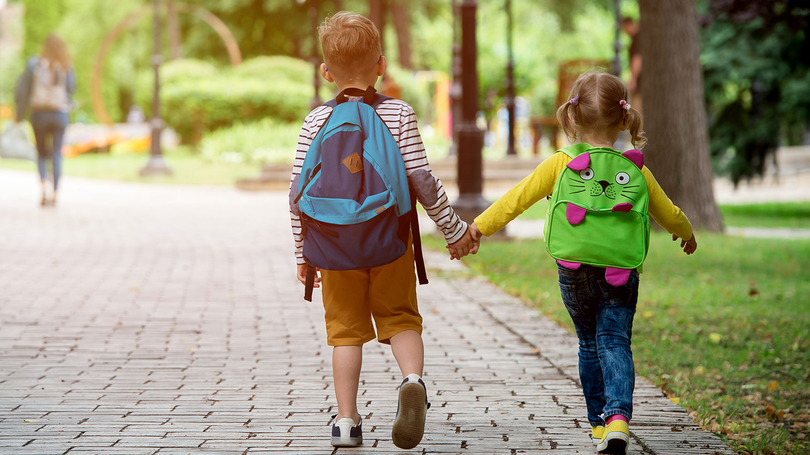 Dzieci idą do przedszkola w pobliżu osiedla Bliski Olechów